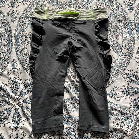 Lululemon Crops Sz 10 - Picture 2 of 3